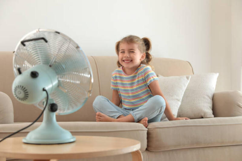 gadis-kecil-menikmati-aliran-udara-dari-kipas-angin-di-sofa-di-ruang-tamu-panas-musim-panas.jpg (612×408)
