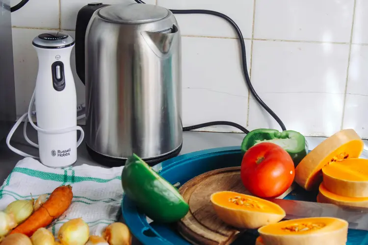 Pilih Teko Listrik atau Ketel Kompor? Panduan Buat Dapur Mungil