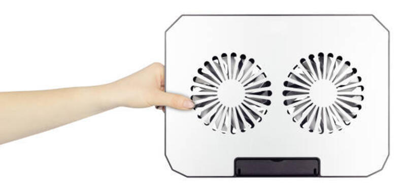 bantalan-pendingin-laptop-dengan-krim-di-tangan-tangan-terulur-bantalan-pendingin-laptop.jpg (612×289)