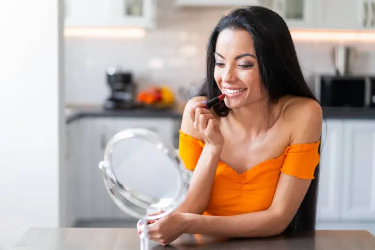 5 Tips Pilih Warna Lipstik agar Terlihat Lebih Muda, Jangan Salah Pilih!