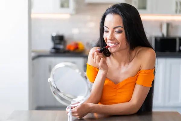 5 Tips Pilih Warna Lipstik agar Terlihat Lebih Muda, Jangan Salah Pilih!