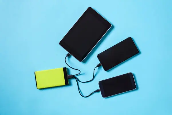 Powerbank Tidak Bisa Charging Banyak Device Secara Bersamaan? Ini Solusinya