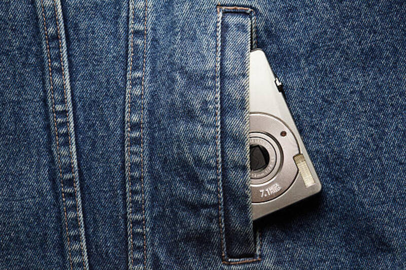 compact camera in denim jacket pocket - kamera digital  mini potret stok, foto, &amp; gambar bebas royalti