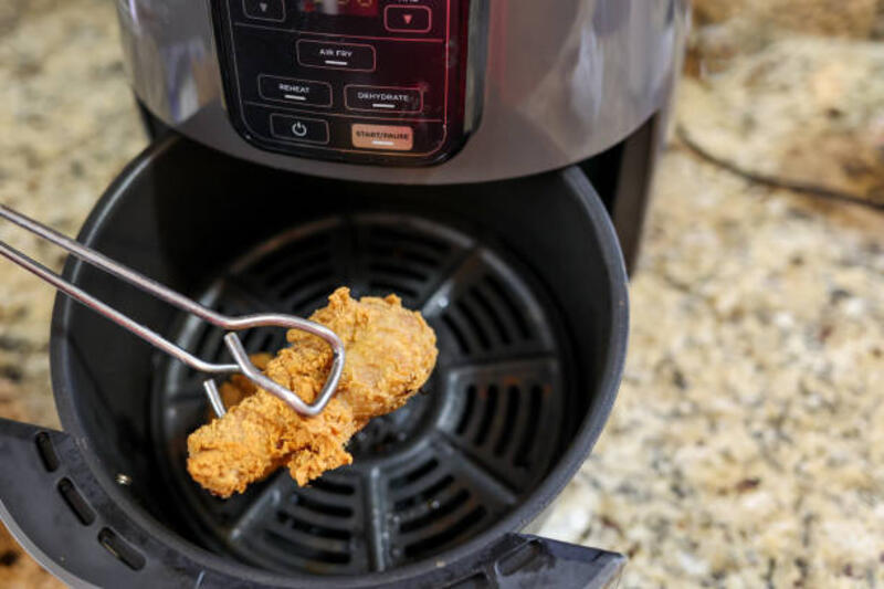 kaki ayam goreng di penggorengan udara - bad result air fryer  potret stok, foto, & gambar bebas royalti