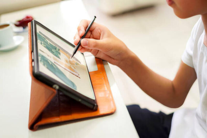 gambar-seorang-anak-berlatih-menggambar-seni-menggunakan-tablet-pena-digital-di-mejanya-di.jpg (612×408)