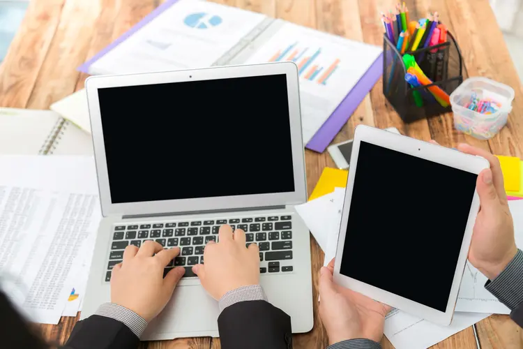Tablet vs Laptop: Mana yang Lebih Efektif untuk Sekolah Belajar Online?