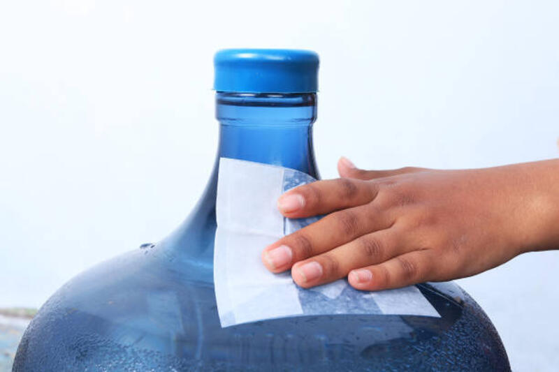 jaringan pembersih air galon - mengelap galon air minum potret stok, foto, &amp; gambar bebas royalti