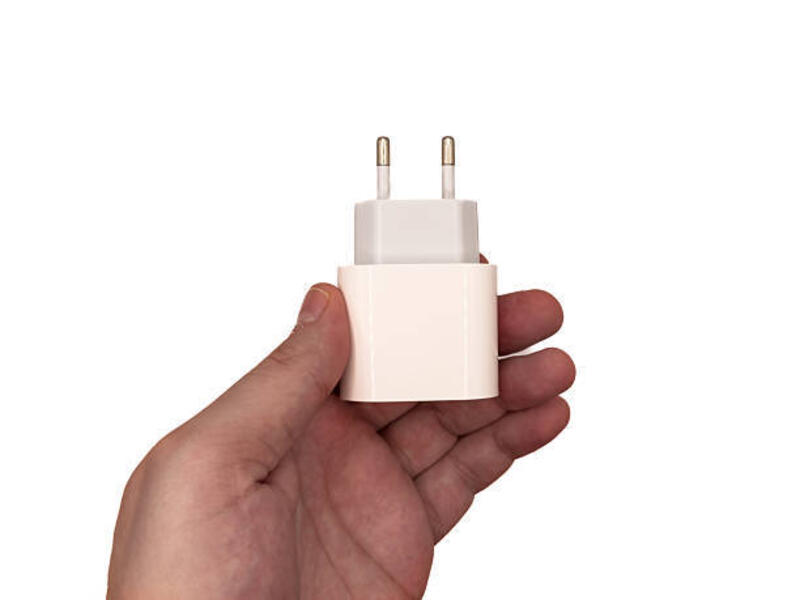 pengisi daya telepon, pengisi daya usb tipe c, pengisi daya putih, tangan pria memegang pengisi daya putih - phone adaptor 20w potret stok, foto, &amp; gambar bebas royalti