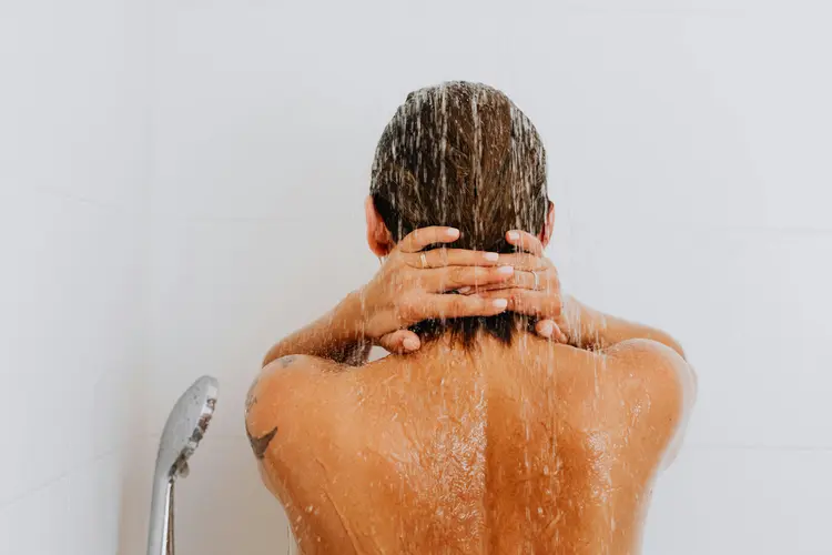 Tips Keramas dengan Shampoo Anti Ketombe, Auto Hilang!
