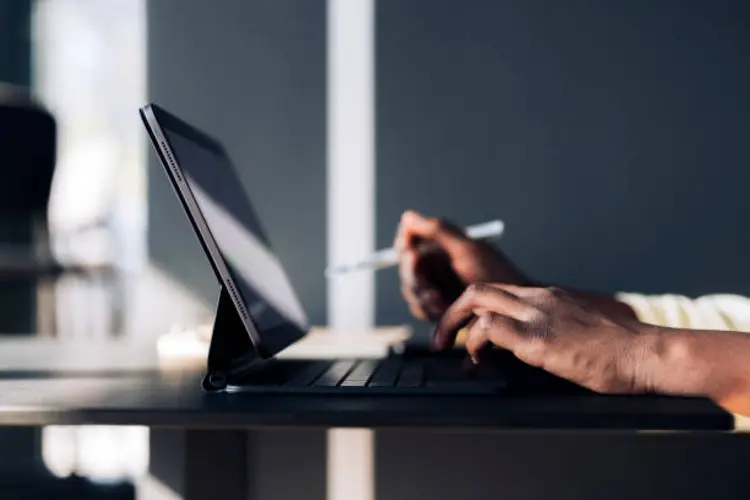 Pahami Pentingnya Penggunaan Tablet Holder untuk Kesehatan Postur Tubuh