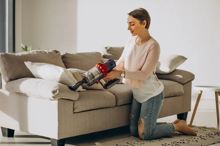 7 Cara Membersihkan Sofa Kain agar Tidak Bau dan Tetap Awet