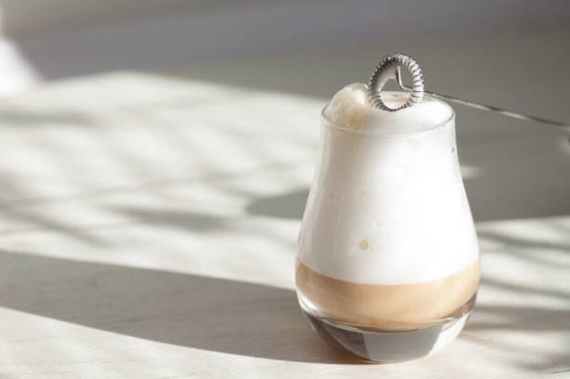 Pembuat busa susu. Blender mini, frothers untuk kopi, latte