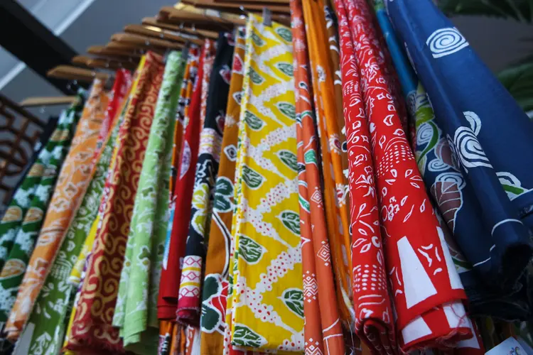 Kemeja Pria Batik Lengan Panjang & Pendek, Siap Bikin Kamu Jadi Pusat Perhatian!