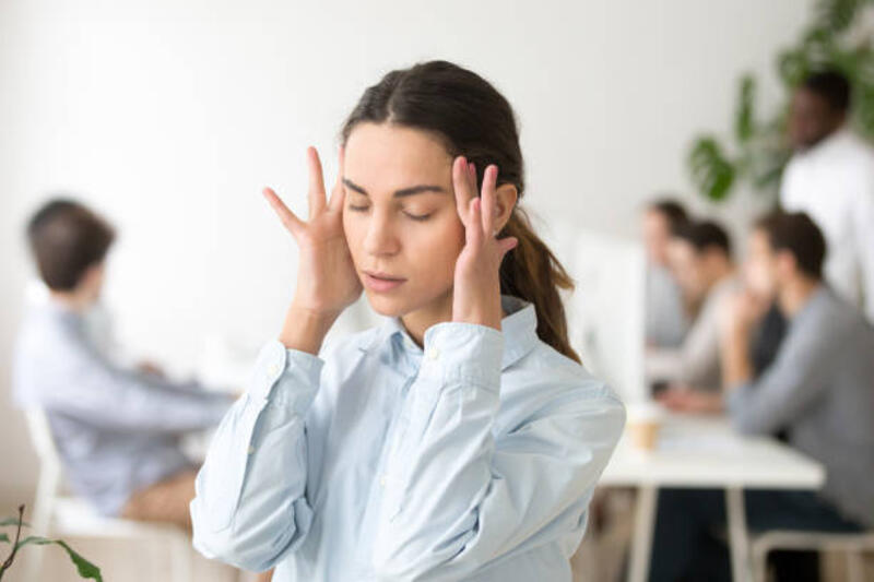 stres frustrasi karyawan wanita muda merasa pusing atau sakit kepala - noisy on office potret stok, foto, & gambar bebas royalti