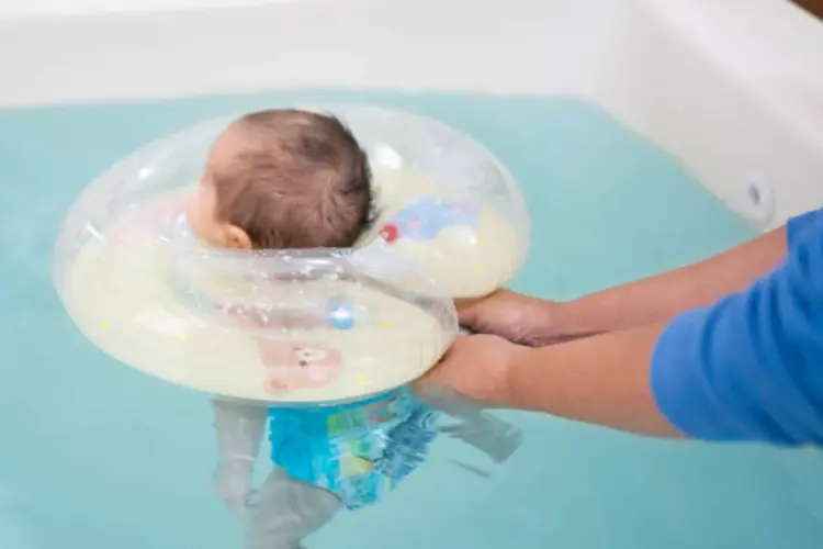 Manfaat Tummy Time dan Water Play untuk Perkembangan Motorik Bayi