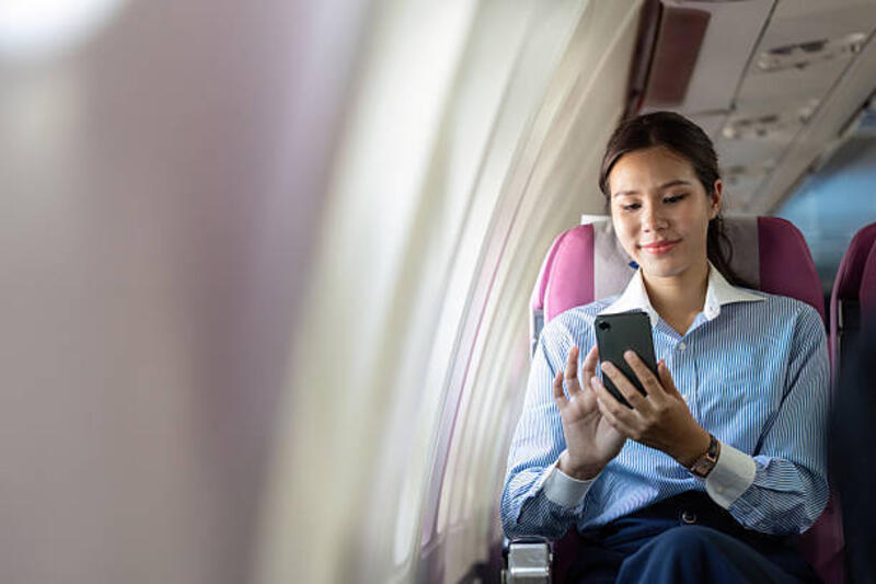 wanita-muda-menggunakan-smartphone-di-pesawat-terbang.jpg (612×408)