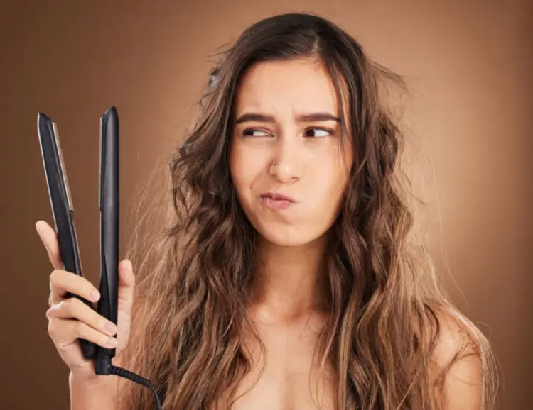 5 Kesalahan Umum Saat Menata Rambut Menggunakan Catokan