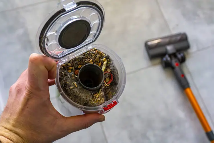 Cara Membersihkan Filter Vacuum Cleaner agar Tidak Bau, Gak Susah Kok!