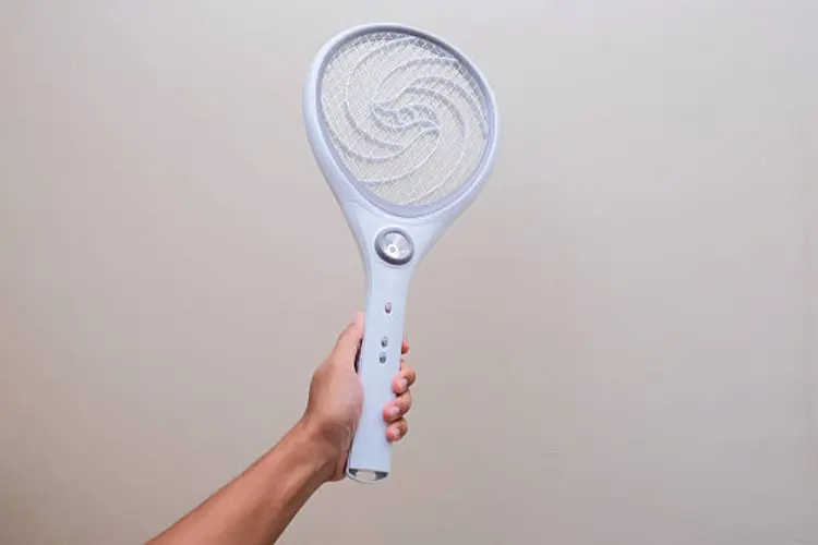 Cara Membersihkan Raket Listrik Yang Aman Saat Musim Hujan!