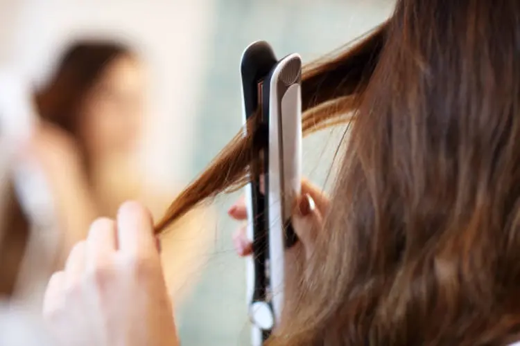 5 Tips Catok Rambut yang Benar agar Lurus Rapi dan Awet Seharian