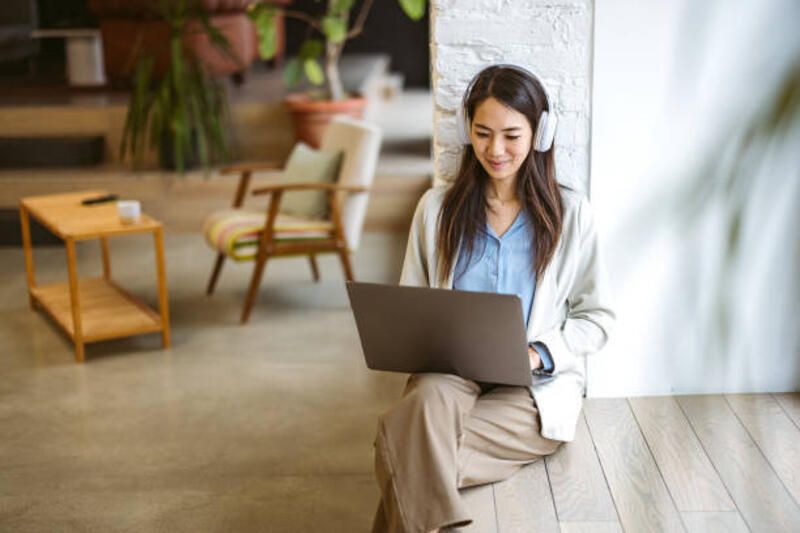 woman-is-working-on-a-laptop.jpg (612×408)