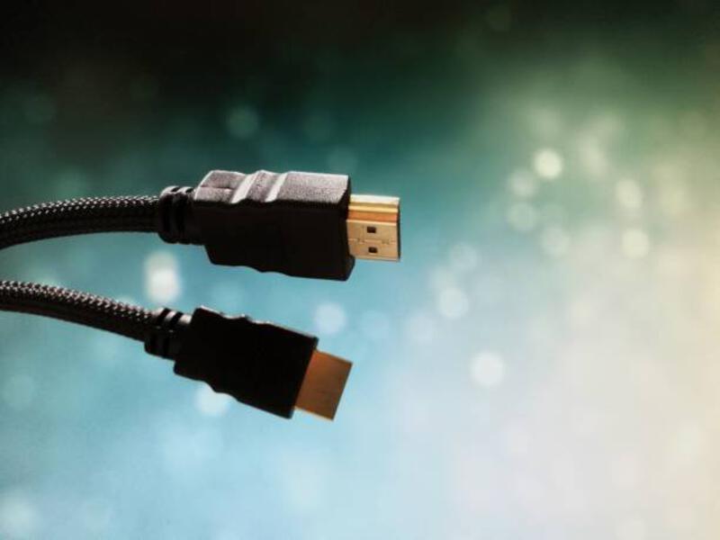 bidikan dekat kabel hdmi pada latar belakang bokeh - earc hdmi potret stok, foto, &amp; gambar bebas royalti