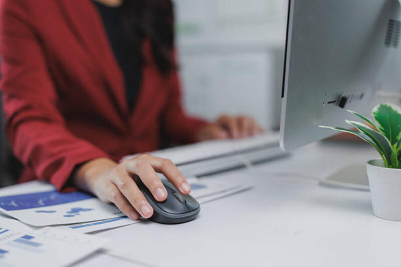 pengusaha wanita bekerja dengan mouse komputer dan grafik - mouse for work potret stok, foto, &amp; gambar bebas royalti