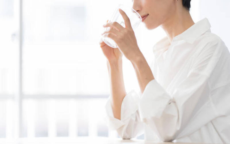 woman-drinking-water-at-home.jpg (612×382)