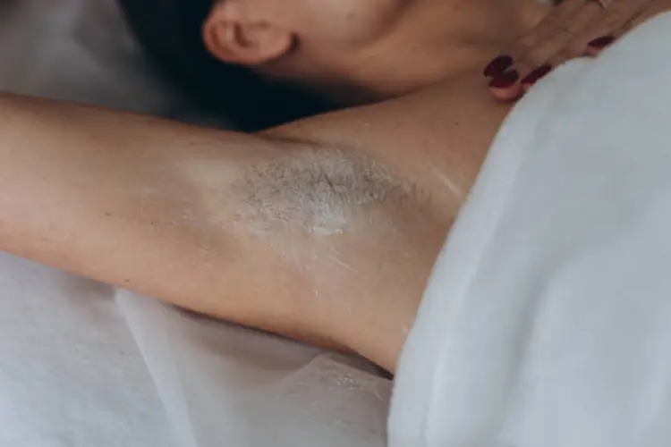 7 Tips Pakai Underarm Scrub Agar Ketiak Cerah dan Halus