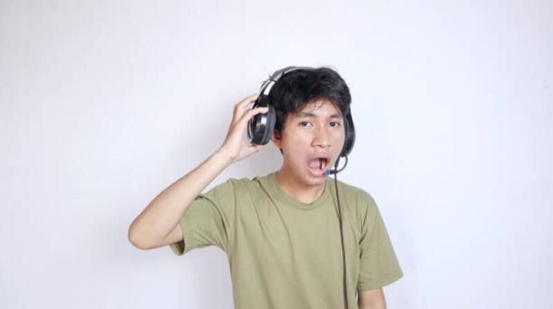 asian-man-gesturing-excitedly-happy-using-earphones-on-white-background.jpg (612×343)