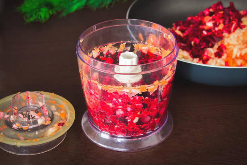 Wortel, bit, dan bawang dipotong untuk digoreng untuk borsch dalam helikopter listrik. Sup memasak.