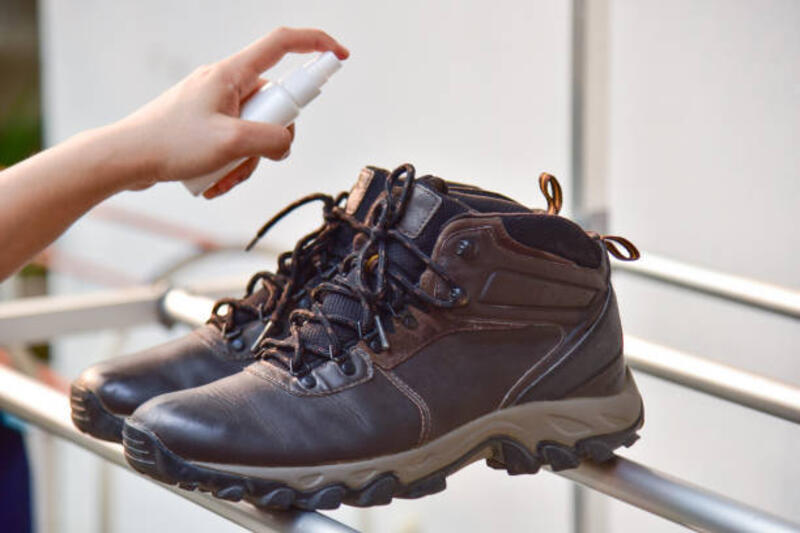 sepatu hiking bau. proses pembersihan sepatu - smelly shoe potret stok, foto, & gambar bebas royalti