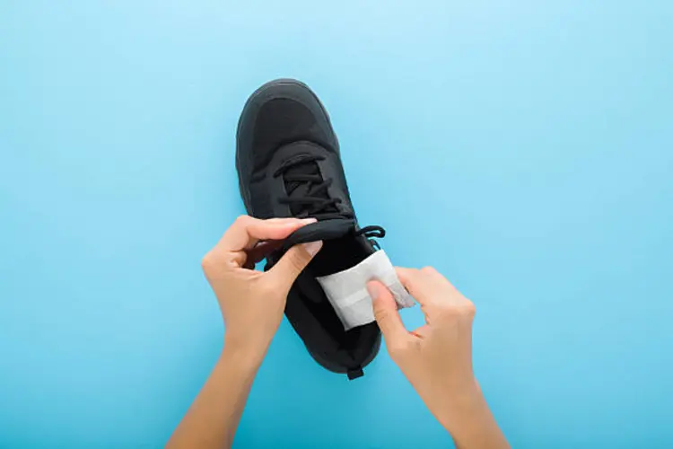 4 Langkah Efektif Menggunakan Silica Gel Untuk Sepatu