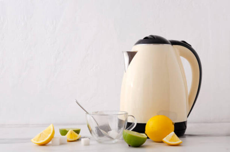 closeup-gelas-kaca-lemon-jeruk-nipis-dan-ketel-modern-krem-di-meja-dapur-sarapan-pagi-dan-teh.jpg (612×405)