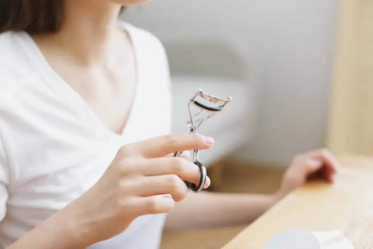 5 Cara Membersihkan Penjepit Bulu Mata agar Tetap Higienis