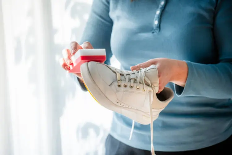 10 Cara Terbaik untuk Membersihkan Sepatu agar Kinclong Tampak Baru
