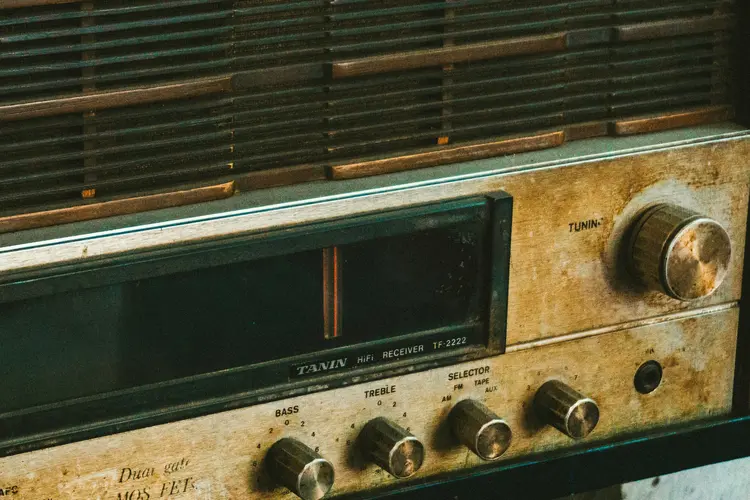 Punya Bluetooth Speaker Retro? Coba Taruh di 5 Tempat Ini, Dijamin Makin Keren!