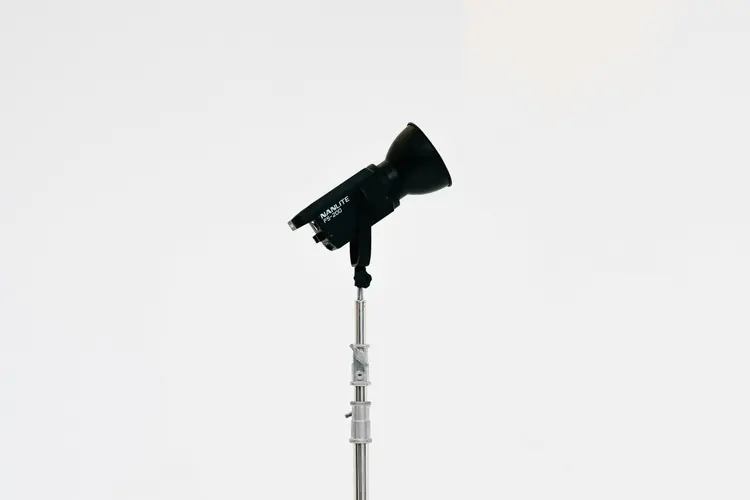 Beda Jauh! Strobe Light vs. Cahaya Kontinu, Mana yang Lebih Untung?