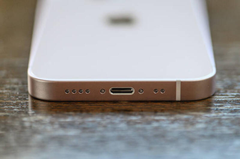 sisi bawah iphone 13 mini - iphone power input potret stok, foto, &amp; gambar bebas royalti