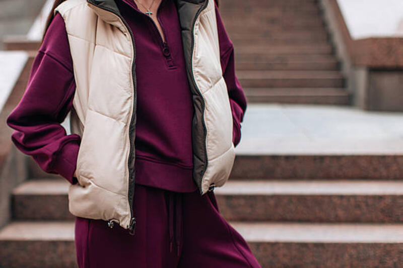 pakaian olahraga kasual, detail mode rompi puffer krem dan pakaian ungu - casual vest potret stok, foto, &amp; gambar bebas royalti