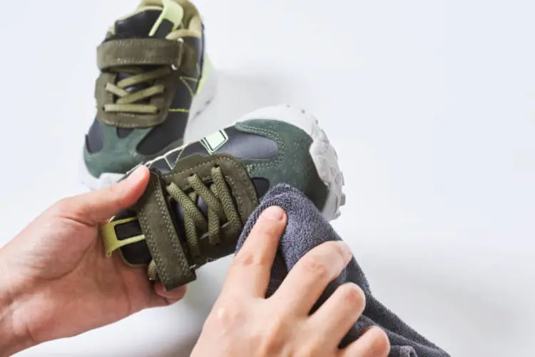 Sepatu Kusam karena Hujan? Ini 5 Noda Penyebabnya dan Tips Menghilangkannya