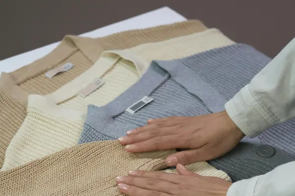 Teman Setia di Ruangan AC! Kenapa Cardigan Knitwear Ideal untuk Iklim Tropis?