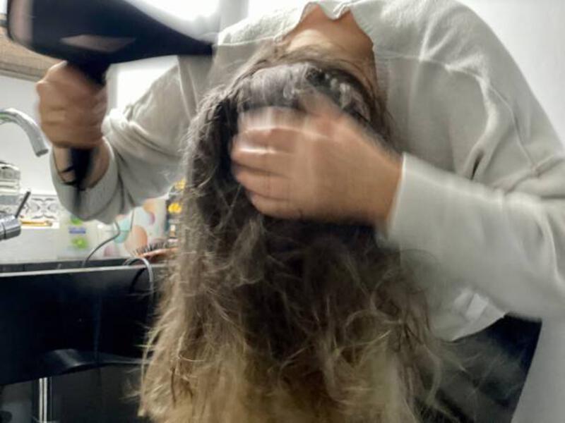 tiup rambut wanita kering dari dekat - menunduk menggunakan hair dryer potret stok, foto, &amp; gambar bebas royalti