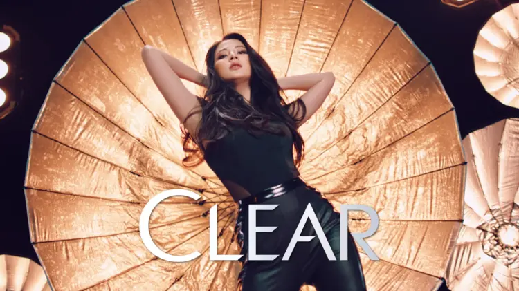 CLEAR Shampoo Anti Ketombe & Rambut Rontok, diperkaya dengan Ginseng 10x rambut lebih kuat lawan rontok++ dan 10x super vitamin+ untuk menutrisi rambut - 660mL