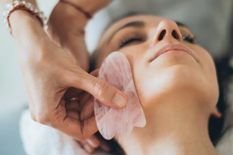 Gua Sha Tradisional Vs Elektrik? Pilih Tepat, Wajah Mulus!