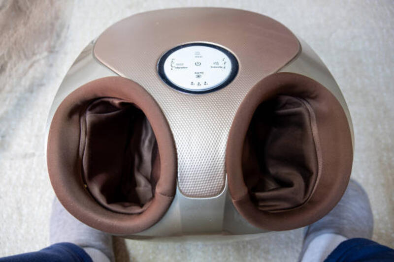 pemanas kaki relaksasi dengan pijat listrik modern di rumah - alat pijat kaki elektrik potret stok, foto, &amp; gambar bebas royalti