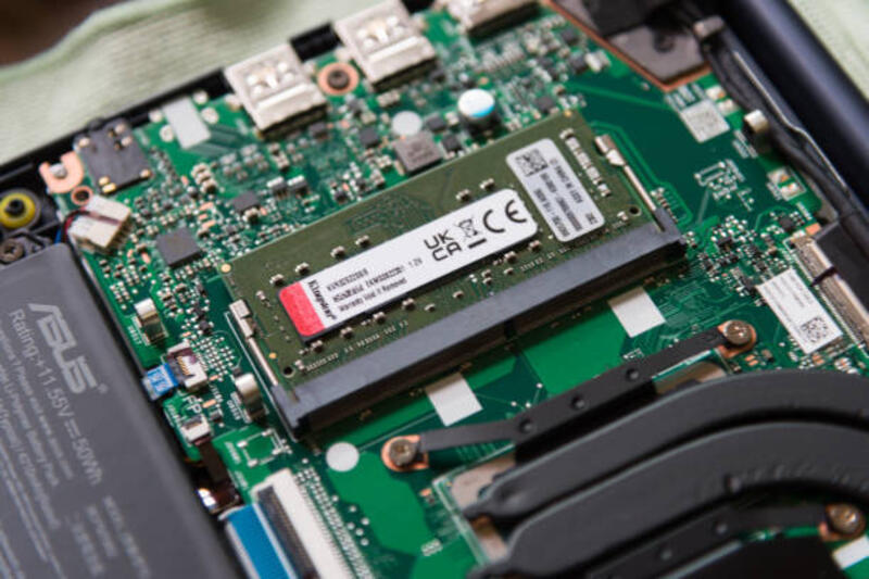 fokus closeup ke penyimpanan silicon m.2 nvme ssd di asus vivobook - ssd nvme potret stok, foto, & gambar bebas royalti