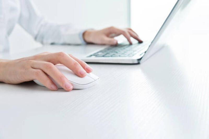 wanita-pengusaha-tangan-pada-mouse-dan-keyboard.jpg (612×408)