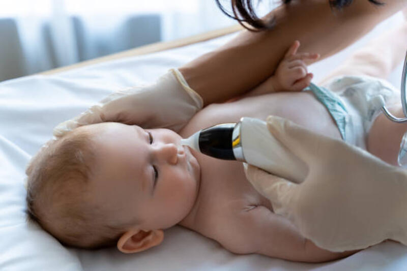 dokter yang tidak dikenali dengan sarung tangan medis memeriksa hidung bayi perempuan atau laki-laki - penyedot ingus bayi elektrik potret stok, foto, &amp; gambar bebas royalti