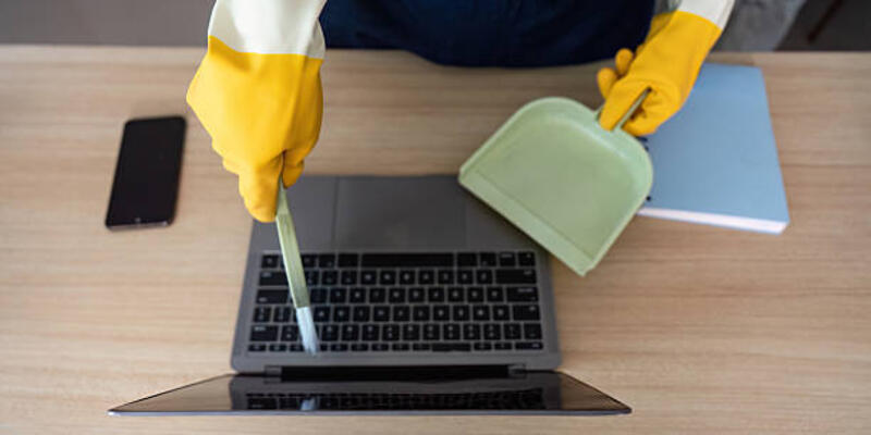 teknologi pembersihan. orang yang menggunakan pengki dan sikat untuk membersihkan keyboard laptop. - pelindung keyboard potret stok, foto, &amp; gambar bebas royalti